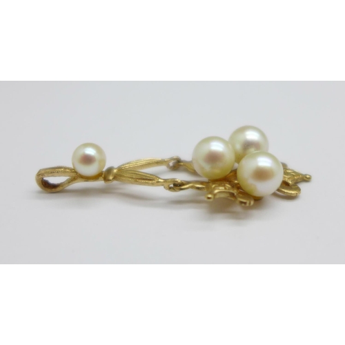 1028 - A 9ct gold and pearl set pendant, 2.1g