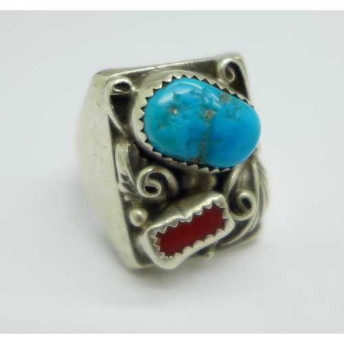 1039 - A hallmarked silver and turquoise set ring, T