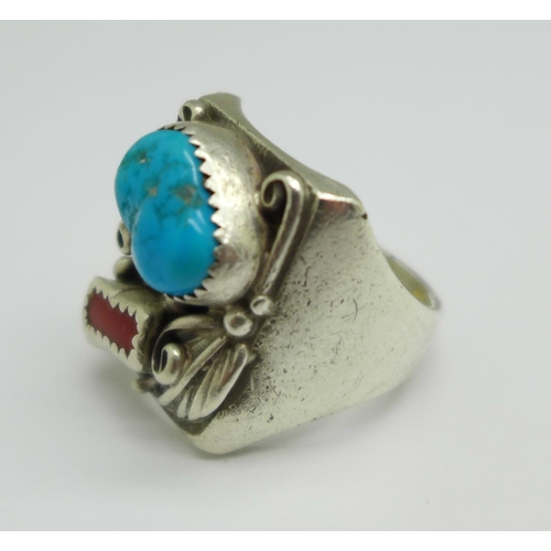 1039 - A hallmarked silver and turquoise set ring, T