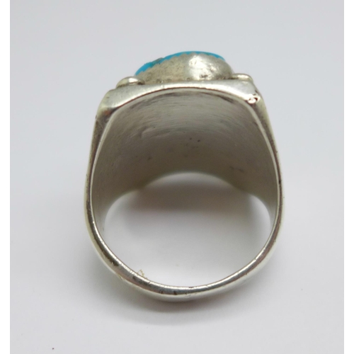 1039 - A hallmarked silver and turquoise set ring, T