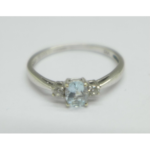 1042 - A 9ct white gold, aquamarine ring, 1.3g