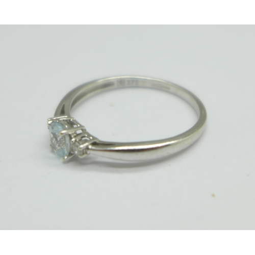 1042 - A 9ct white gold, aquamarine ring, 1.3g