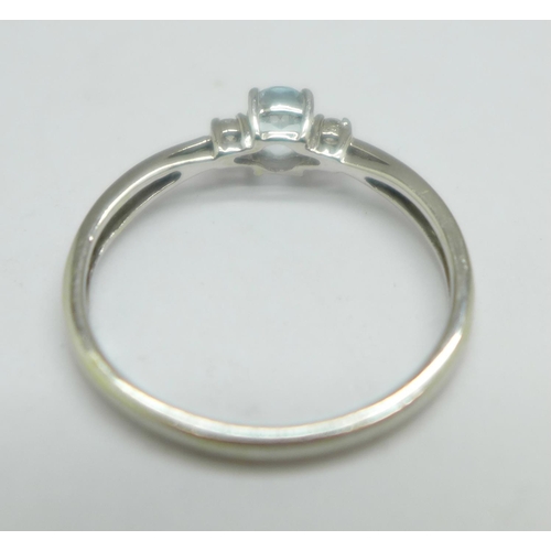 1042 - A 9ct white gold, aquamarine ring, 1.3g