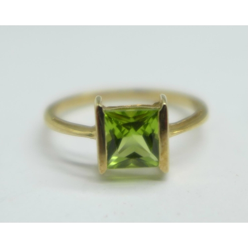 1050 - A 9ct gold and peridot ring, 1.7g, M