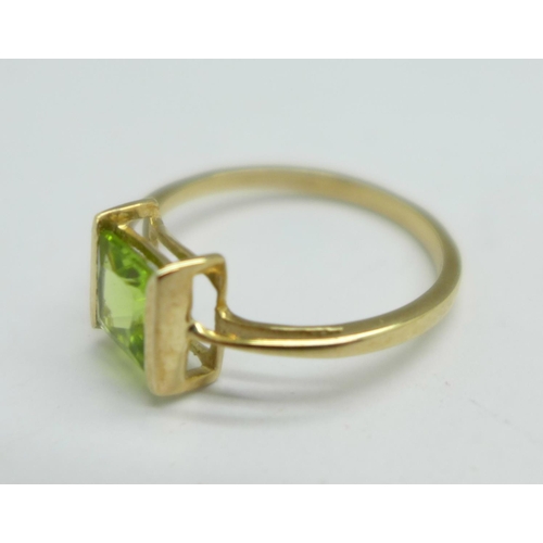 1050 - A 9ct gold and peridot ring, 1.7g, M