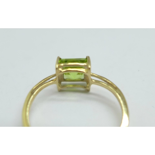 1050 - A 9ct gold and peridot ring, 1.7g, M