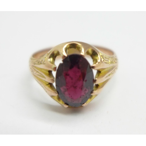 1053 - A 9ct gold and garnet ring, 3.9g, P