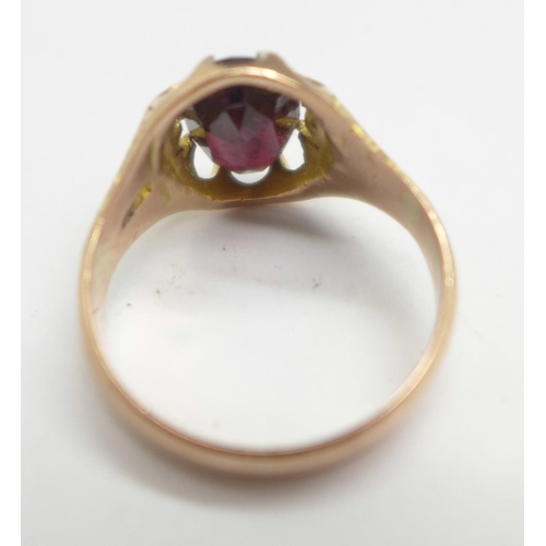 1053 - A 9ct gold and garnet ring, 3.9g, P