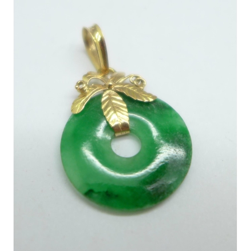 1057 - An 18ct gold and jade pendant, 1.8g