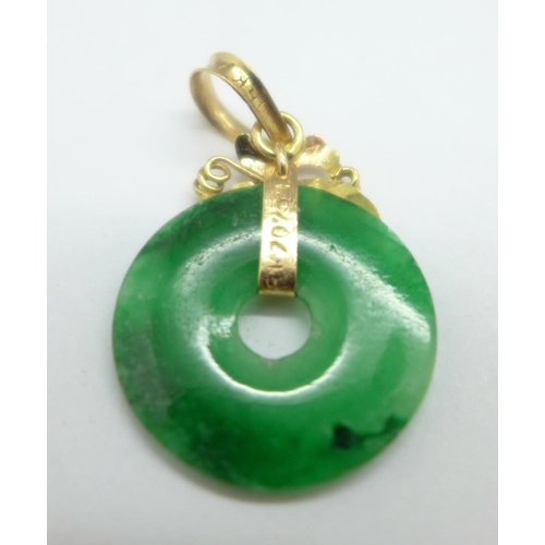 1057 - An 18ct gold and jade pendant, 1.8g