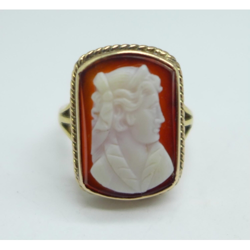 1058 - An 18ct gold, hardstone cameo ring, 6.8g, S, cameo 13mm x 19mm