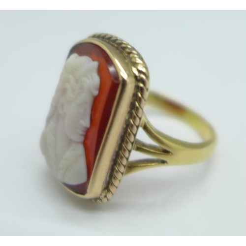 1058 - An 18ct gold, hardstone cameo ring, 6.8g, S, cameo 13mm x 19mm