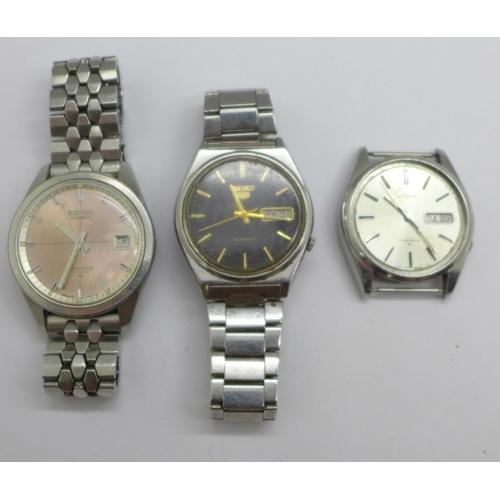 1081 - Three gentleman's Seiko automatic wristwatches, one lacking glass