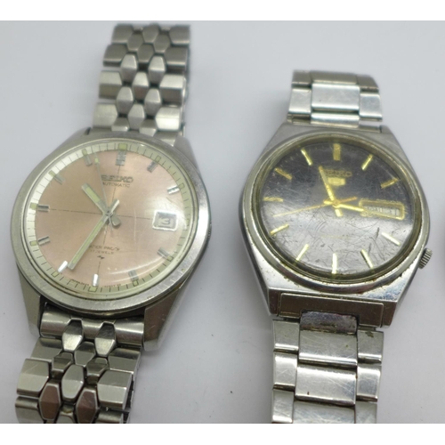 1081 - Three gentleman's Seiko automatic wristwatches, one lacking glass