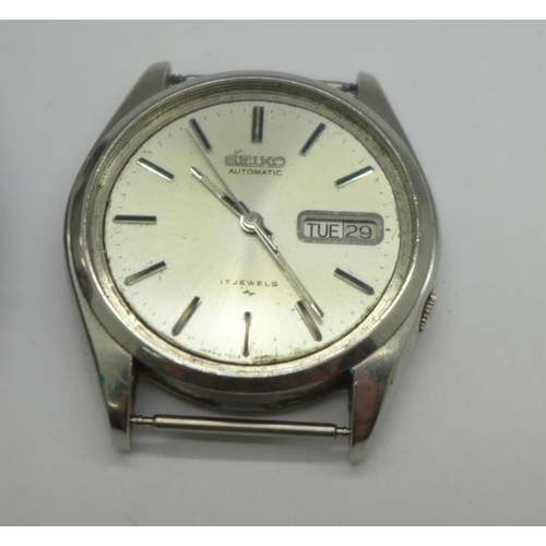 1081 - Three gentleman's Seiko automatic wristwatches, one lacking glass