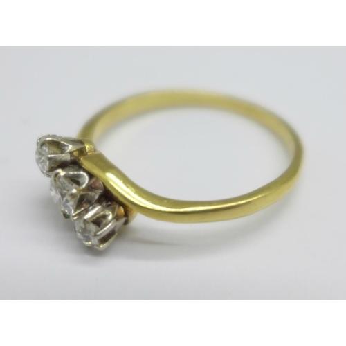 1092 - An 18ct gold, three stone diamond trilogy ring, 2.7g, R