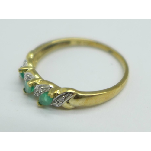 1096 - A 9ct gold, emerald and diamond ring, 2.5g, V