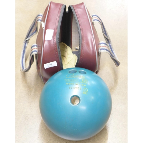 1146 - A Columbia 300 bowling ball with bag