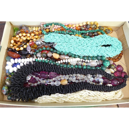 667 - Necklets including a string of malachite beads