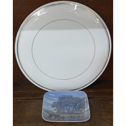 689 - A Royal Worcester Silver Jubilee cake plate and a Royal Copenhagen Denmark dish