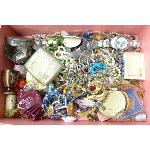 696 - Jewellery and compacts, etc.