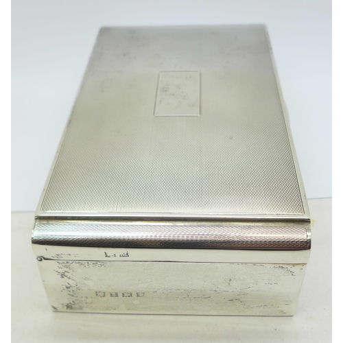 789 - A silver Art Deco style cigarette box, Birmingham 1961, 448g gross