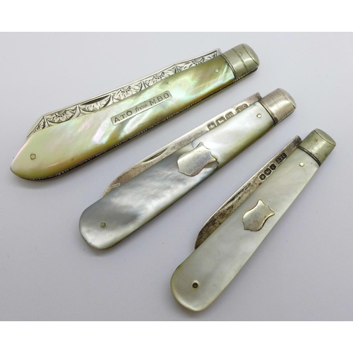 810 - Three silver and mother of pearl fruit knives, (one MOP handle cracked)