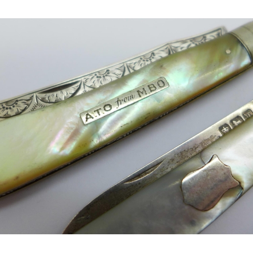 810 - Three silver and mother of pearl fruit knives, (one MOP handle cracked)