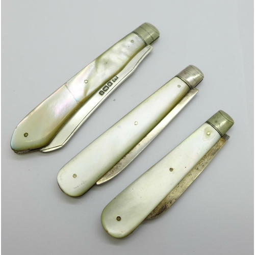 810 - Three silver and mother of pearl fruit knives, (one MOP handle cracked)