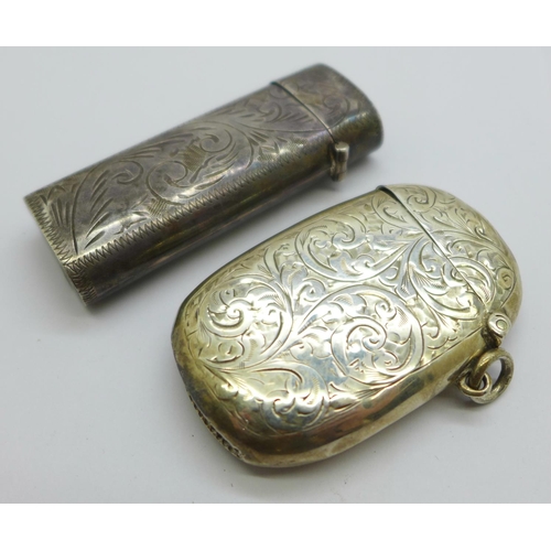 811 - A siver vesta case and a silver needle case