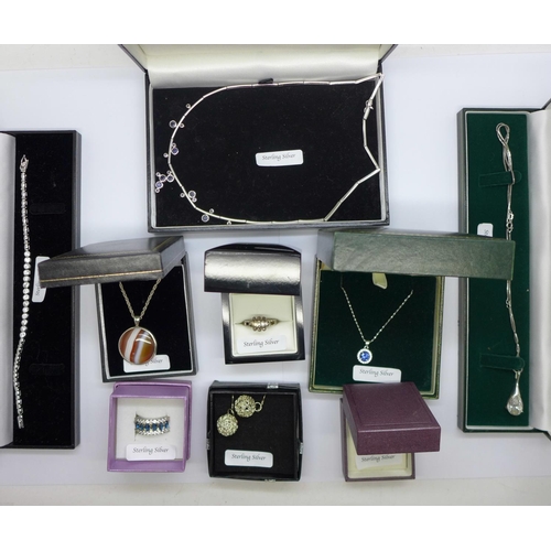 814 - A collection of silver jewellery, boxed