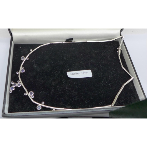 814 - A collection of silver jewellery, boxed