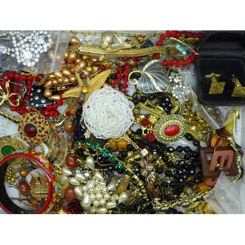 815 - A collection of vintage costume jewellery including brooches, necklaces, etc.