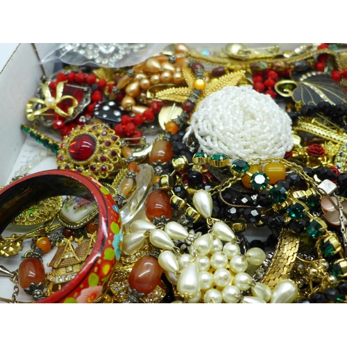 815 - A collection of vintage costume jewellery including brooches, necklaces, etc.