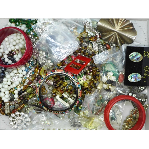 816 - A collection of vintage costume jewellery including bangles, brooches, beaded necklaces, etc.