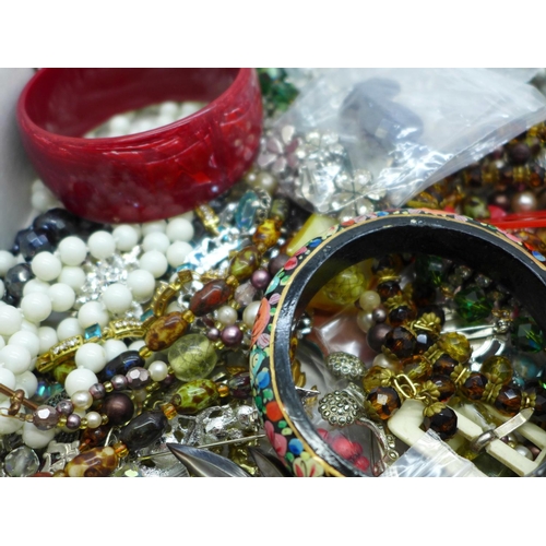 816 - A collection of vintage costume jewellery including bangles, brooches, beaded necklaces, etc.