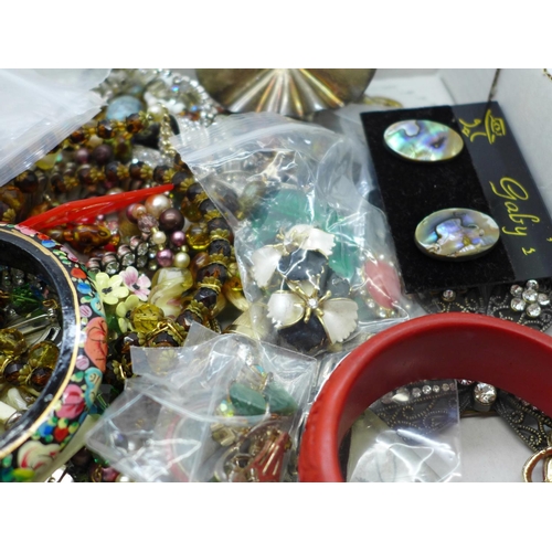 816 - A collection of vintage costume jewellery including bangles, brooches, beaded necklaces, etc.