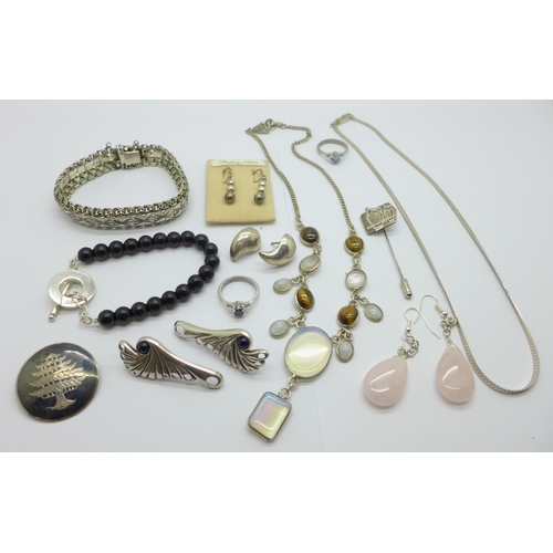 817 - A collection of silver and plated jewellery