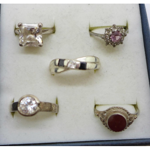 820 - A collection of thirteen silver rings and two unmarked white metal, (15)