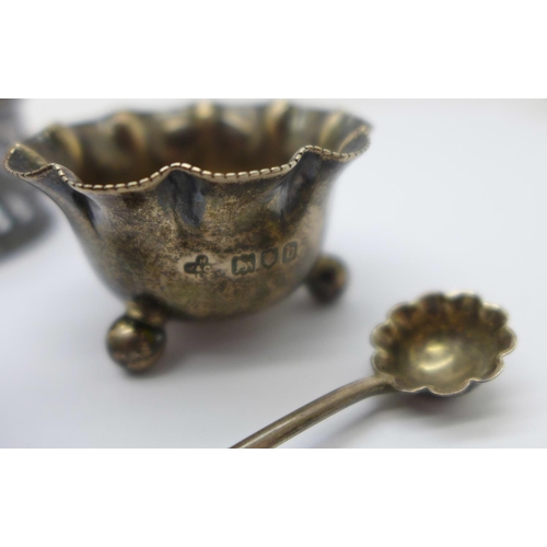 826 - Silver;-sugar bows, two napkin rings and a salt with spoon, 93g