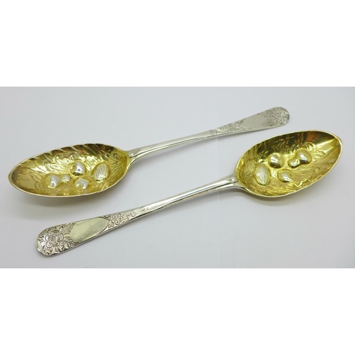 828A - A pair of George III silver berry spoons and gilded bowls, London 1764, 129g