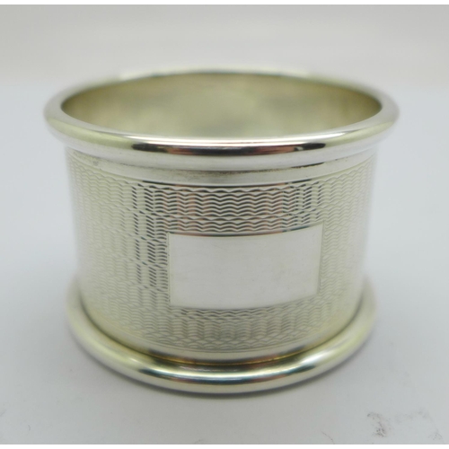 831 - A cased silver napkin ring, 22g