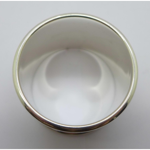 831 - A cased silver napkin ring, 22g