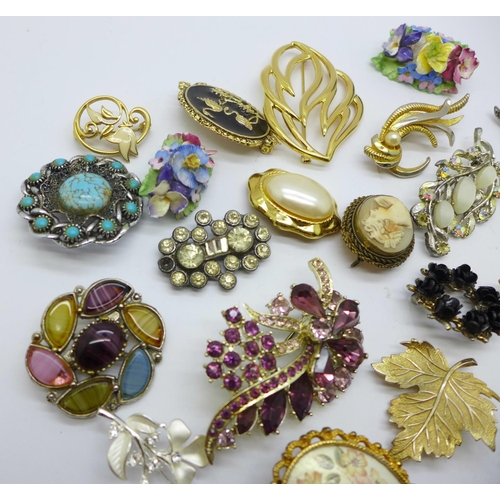 834 - Twenty-five costume brooches