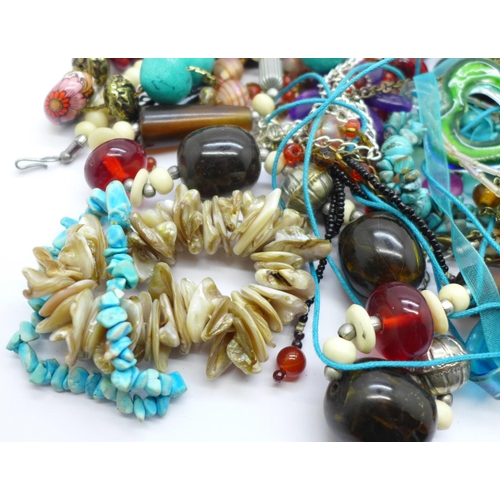 847 - Assorted glass and gemstone jewellery, etc.