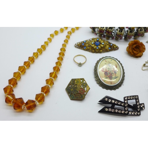 857 - Vintage jewellery