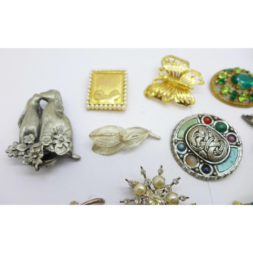 864 - Assorted brooches