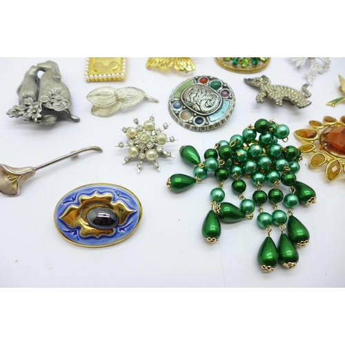 864 - Assorted brooches