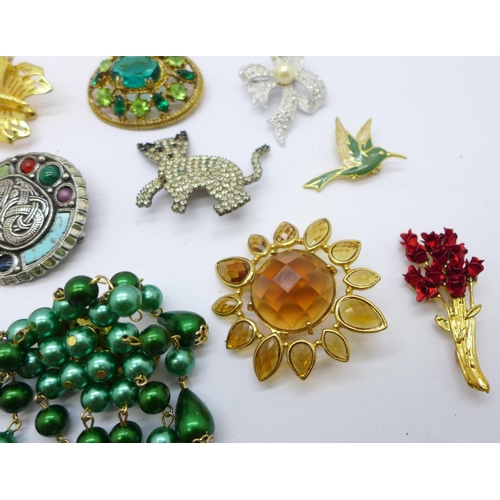 864 - Assorted brooches