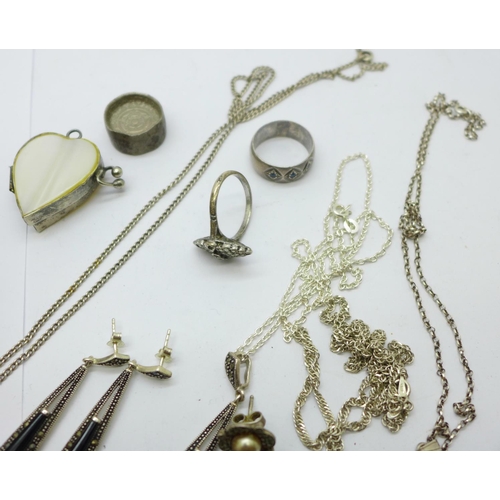 884 - Silver and other jewellery in an oriental jewellery box